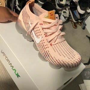 Brand new never worn. Nike Flyknit vapormax sneakers